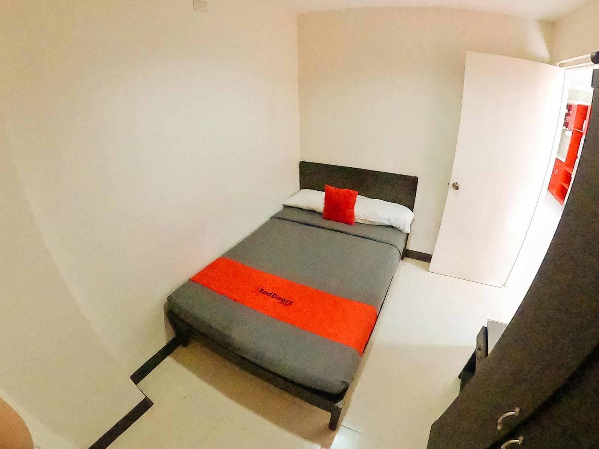Reddoorz Plus @ Mabolo Cebu Room photo